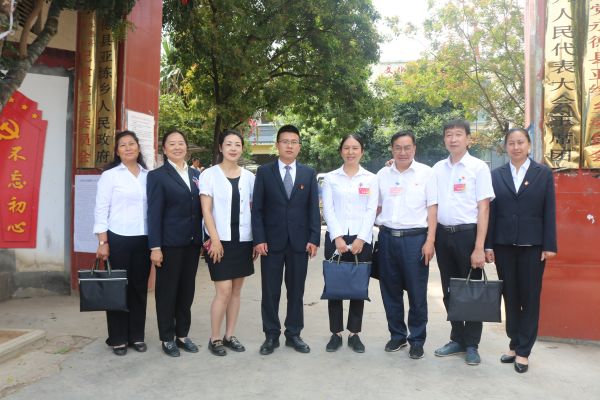 各村第一书记、杨先强书记、洪应莲委员合照