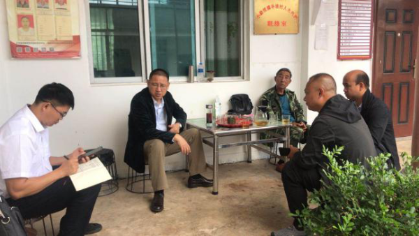 戴鹏副书记在半坡村委会座谈