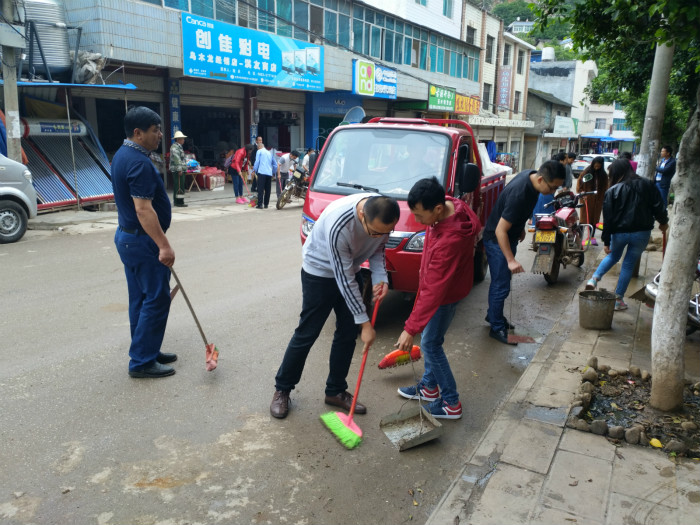 乌木龙彝族乡组织开展义务清扫街道活动