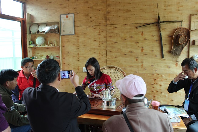 热烈庆祝钻山洞村首届樱桃旅游采摘节开幕